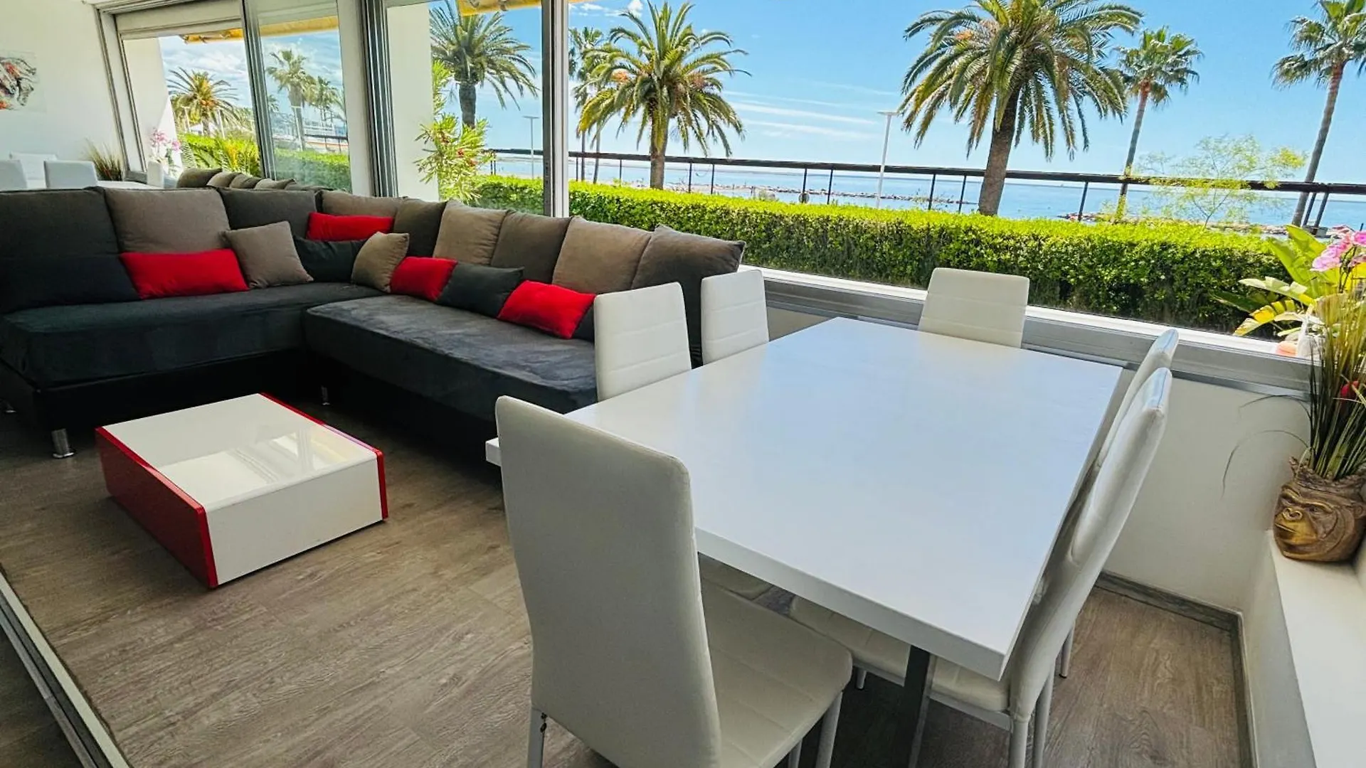 Magnifique Appartement Les Pieds Dans L'Eau A Nice Saint-Laurent-du-Var France